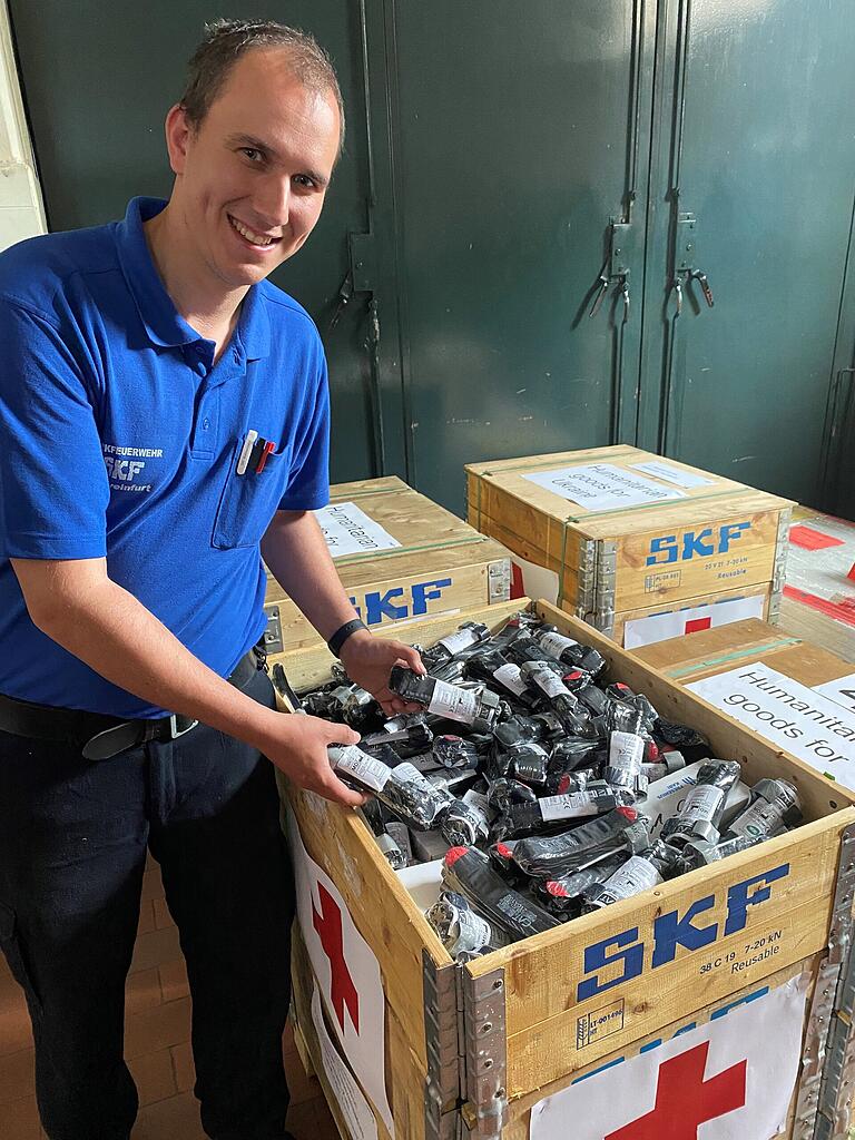 Kistenweise verpackt SKF-Feuerwehrmann Maximilian Loeber medizinische Hilfsmittel für den Transport in die Ukraine. Kistenweise verpackt SKF-Feuerwehrmann Maximilian Loeber medizinische Hilfsmittel für den Transport in die Ukraine.