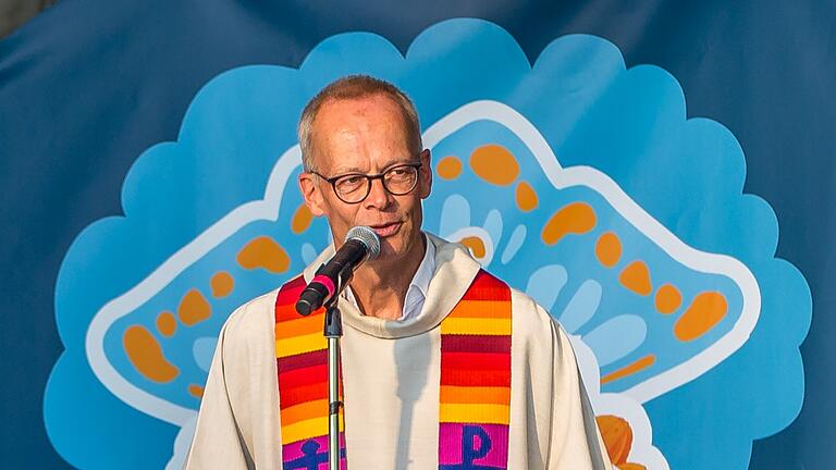 Der katholische Hochschulpfarrer Burkhard Hose im Juni bei einer Messe beim Umsonst & Draussen Festival auf den Mainwiesen in Würzburg. Der katholische Hochschulpfarrer Burkhard Hose im Juni bei einer Messe beim Umsonst & Draussen Festival auf den Mainwiesen in Würzburg.