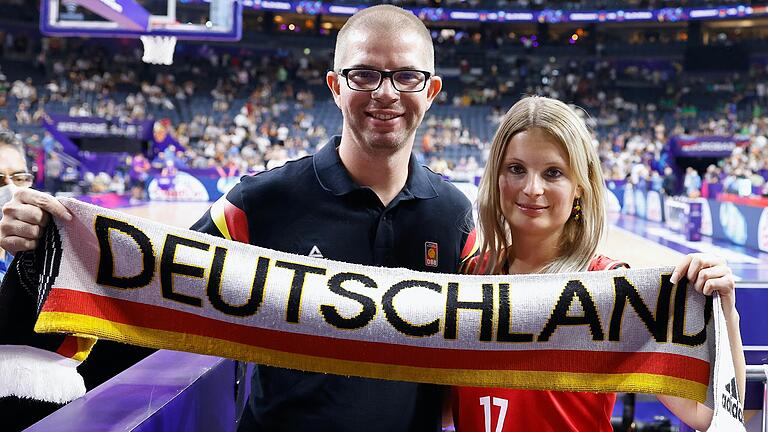 Lars Hambacher (links) und Annika Frebert (rechts) reisten in den vergangenen Jahren beinahe zu jedem Spiel der deutschen Basketball-Nationalmannschaft. In den vergangenen beiden Wochen waren sie auch bei allen Spielen der Europameisterschaft in Köln und Berlin.
