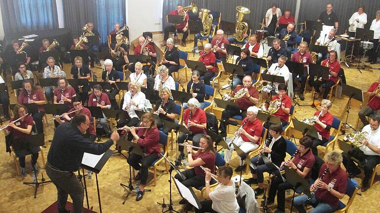 Die Bayerische Musikakademie Hammelburg erwies sich erneut als ideales Domizil für vielköpfige Musikergruppen wie die 60 Musici der Erwachsenen-Klasse, die ihr Konzert im Großen Saal darbot. - Die Bayerische Musikakademie Hammelburg erwies sich erneut als ideales Domizil für vielköpfige Musikergruppen wie die 60 Musici der Erwachsenen-Klasse, die ihr Konzert im Großen Saal darbot. Die Bayerische Musikakademie Hammelburg erwies sich erneut als ideales Domizil für vielköpfige Musikergruppen wie die 60 Musici der Erwachsenen-Klasse, die ihr Konzert im Großen Saal darbot. - Die Bayerische Musikakademie Hammelburg erwies sich erneut als ideales Domizil für vielköpfige Musikergruppen wie die 60 Musici der Erwachsenen-Klasse, die ihr Konzert im Großen Saal darbot.