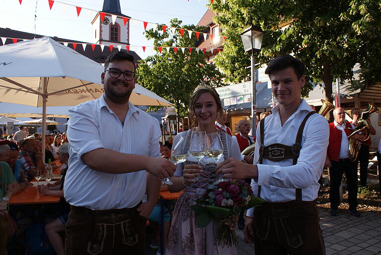 Auf ihrer Runde durch das Weinfest wurde Weinprinzessin Anna-Lena Zehnter von Fabio Plath (links) und Louis Hauck (rechts) vom Sommeracher Burschenverein begleitet.