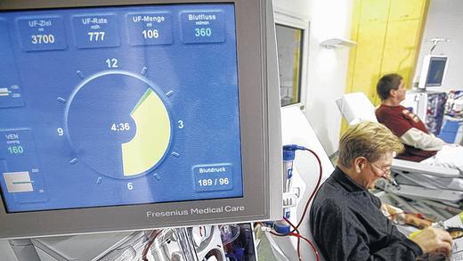 Weltmarktführer: Weltweit müssen sich 1,7 Millionen Menschen einer Blutwäsche unterziehen. Über die Hälfte der dabei eingesetzten Geräte stammt aus Schweinfurt. Fresenius Medical Care betreibt auch eigene Dialysezentren, vor allem in den USA.FMC Weltmarktführer: Weltweit müssen sich 1,7 Millionen Menschen einer Blutwäsche unterziehen. Über die Hälfte der dabei eingesetzten Geräte stammt aus Schweinfurt. Fresenius Medical Care betreibt auch eigene Dialysezentren, vor allem in den USA.FMC
