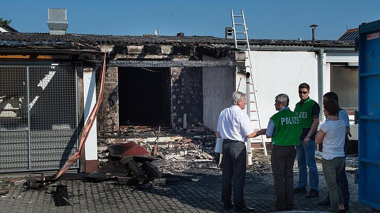 Brand in zukünftiger Asylbewerberunterkunft - Tatortbesichtigung: Polizisten begutachteten kürzlich in Reichertshofen den ehemaligen Landgasthof, der in in Brand geraten war und in den Flüchtlinge einziehen sollten. Brand in zukünftiger Asylbewerberunterkunft - Tatortbesichtigung: Polizisten begutachteten kürzlich in Reichertshofen den ehemaligen Landgasthof, der in in Brand geraten war und in den Flüchtlinge einziehen sollten.