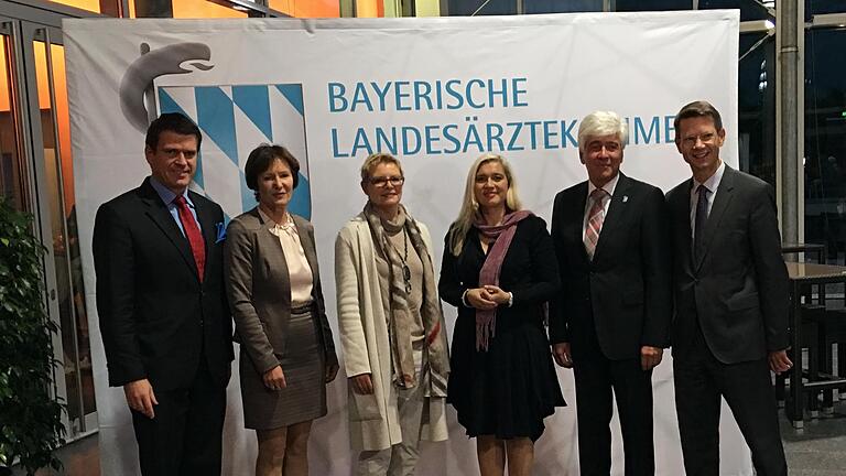 Von links: MdL Steffen Vogel, stellvertretende Landrätin Christine Bender, MdB Sabine Dittmar, Bayerische Gesundheitsministerin Melanie Huml, BLÄK-Präsident Max Kaplan, Oberbürgermeister Sebastian Remelé
