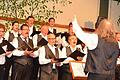 Anlässlich des 135-jährigen Bestehens des Männergesangvereins Uettingen fand am Samstag ein Jubiläums-Liederabend in der Aalbachtalhalle statt. Im Bild: der Männerchor, dirigiert von Willi Thoma.