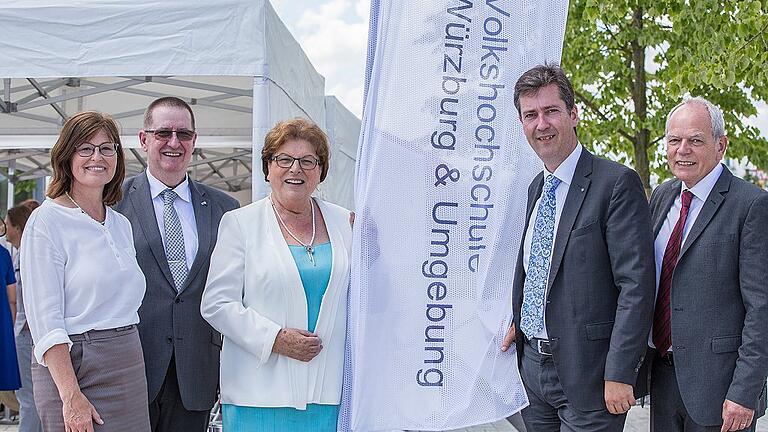 Sie feiern den 100. Geburtstag der Volkshochschule Würzburg & Umgebung: die stellvertretende Landrätin Karen Heußner, VHS-Leiter Stefan Moos, Barbara Stamm, Christian Schuchardt und der Vorsitzende des Landesverbands der Volkshochschulen, Klaus Meisel. Sie feiern den 100. Geburtstag der Volkshochschule Würzburg & Umgebung: die stellvertretende Landrätin Karen Heußner, VHS-Leiter Stefan Moos, Barbara Stamm, Christian Schuchardt und der Vorsitzende des Landesverbands der Volkshochschulen, Klaus Meisel.