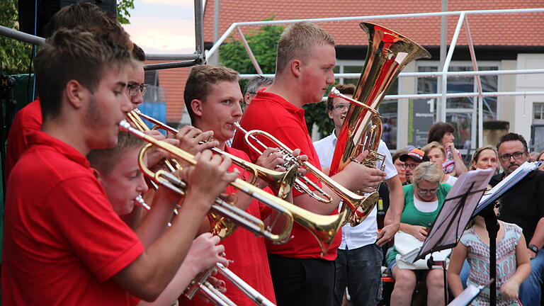 Die Musikanten des Schulorchesters der Jacob-Curio-Realschule Hofheim und der Charity-Band 'Pfeffer-Salz-und-Sahne' standen in den Startlöchern. Doch kurz vor 19 Uhr zogen schwarze Wolken auf, starke Windböen fegten alles weg, was nicht niet- und nagelfest war und der Himmel öffnete seine Schleusen.