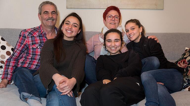 Doris und Bernhard Ullrich mit ihren Mädels aus Monza (Italien). Von links: Laura, Giovanna und Martina. Doris und Bernhard Ullrich mit ihren Mädels aus Monza (Italien). Von links: Laura, Giovanna und Martina.