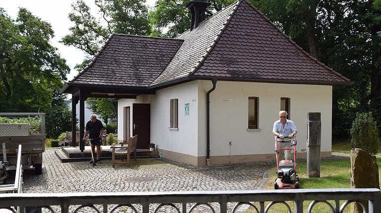 Vor dem Leichenhaus sind Klaus-Peter Müller (rechts) und Ewald Schirmer bei der Mäharbeit. Vor dem Leichenhaus sind Klaus-Peter Müller (rechts) und Ewald Schirmer bei der Mäharbeit.