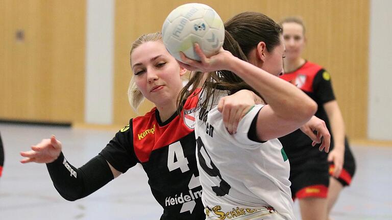 Harter Fight und bärenstarke Abwehrarbeit im Derby: Jana Gebhard vom FC Bad Brückenau (links) stoppt Sarah Stockerl von der SG Garitz/Nüdlingen.       -  Harter Fight und bärenstarke Abwehrarbeit im Derby: Jana Gebhard vom FC Bad Brückenau (links) stoppt Sarah Stockerl von der SG Garitz/Nüdlingen.