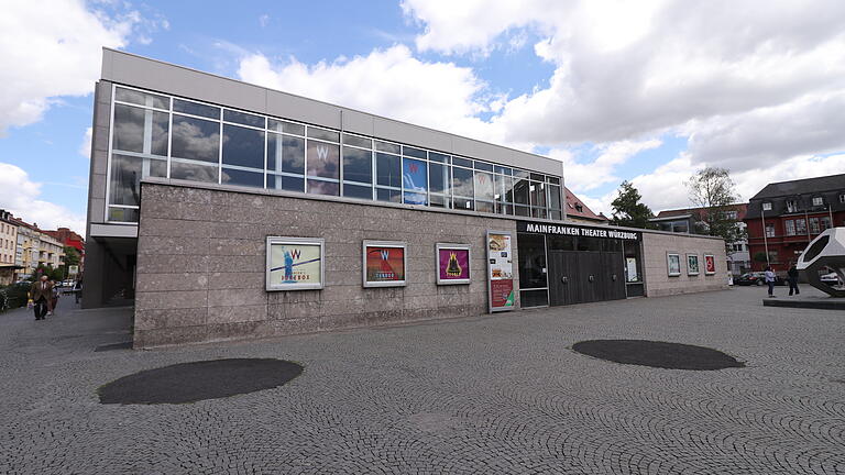 Die Tage des eingeschossigen Vorbaus am Mainfranken Theater sind gezählt. Im Zuge der anstehenden Theatersanierung wird der Gebäudeteil Anfang August abgerissen. Die dunklen Flecken am Vorplatz zeigen die früheren Standorte der inzwischen gefällten Platanen. Foto: Ivana Biscan Die Tage des eingeschossigen Vorbaus am Mainfranken Theater sind gezählt. Im Zuge der anstehenden Theatersanierung wird der Gebäudeteil Anfang August abgerissen. Die dunklen Flecken am Vorplatz zeigen die früheren Standorte der inzwischen gefällten Platanen. Foto: Ivana Biscan