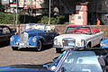 Eine Oldtimer-Reisegruppe machte am Mittwoch Halt auf dem Lohrer Schlossplatz: Der blaue Mercedes links ist das älteste Fahrzeug, der rechts daneben das wohl wertvollste.