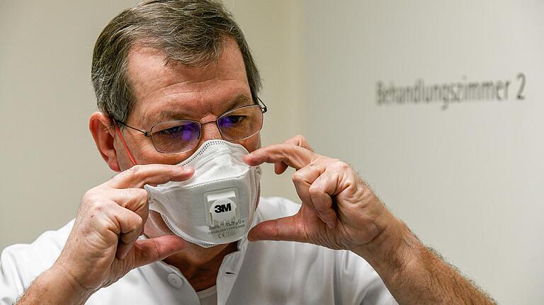 Tropenmediziner August Stich zeigt einen Mundschutz, mit dem sich Ärzte und Klinikpersonal vor Ansteckungen schützen. Tropenmediziner August Stich zeigt einen Mundschutz, mit dem sich Ärzte und Klinikpersonal vor Ansteckungen schützen.