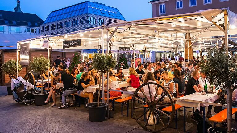 Bald ruft das Würzburger Weindorf wieder! Das Foto stammt aus dem Jahr 2019, danach machte Corona den Wirten und ihren Gästen zweimal einen Strich durch die Rechnung.