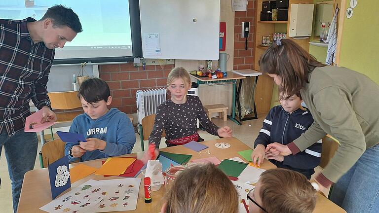 Wertvolle Tipps gab es von den Pädagogen beim Adventsbasteln in der Leo-Weismantel-Schule. Wertvolle Tipps gab es von den Pädagogen beim Adventsbasteln in der Leo-Weismantel-Schule.