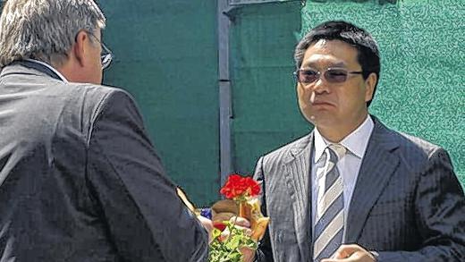 Imbiss: Nach der Übergabe des neuen Ausbildungszentrums genoss Jeff Wang eine echte Bratwurst zusammen mit Michael Roesnick.Foto: H. herbert