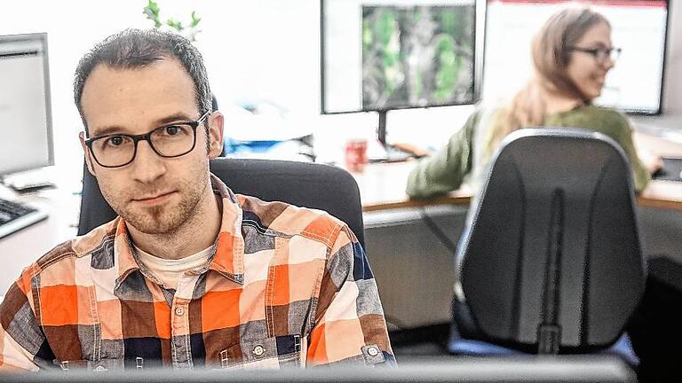 Einer der Geografen die in Estenfeld Luftbildaufnahmen aus der Zeit des 2.Weltkriegs auswerten ist Marco Eckstein. Einer der Geografen die in Estenfeld Luftbildaufnahmen aus der Zeit des 2.Weltkriegs auswerten ist Marco Eckstein.