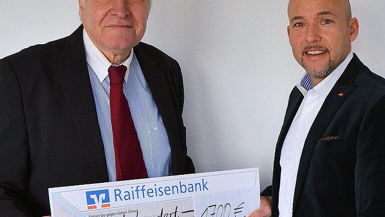 Der Trennfelder Jubilar Manfred Müller (links) übergibt 1700 Euro an den Bundestagsabgeordneten Alexander Hoffmann als Spende für den Kampf gegen Genitalverstümmelung.