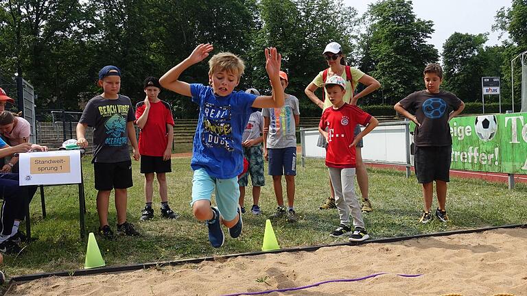 Die Stationen variierten vom einfachen Staffellauf über Hürdenlauf und Standweitsprung, bis hin zu Medizinball- und Zielwurfaufgaben. Die Stationen variierten vom einfachen Staffellauf über Hürdenlauf und Standweitsprung, bis hin zu Medizinball- und Zielwurfaufgaben.