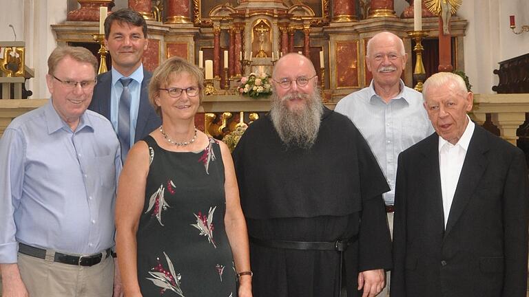 Begrüßten den Prior des Klosters Fährbrück und Wallfahrtsseelsorger (von links) Bruno Strobel, Bürgermeister Bernd Schraud, Hiltrud Altenhöfer, Pater Jakob Olschewski, Wilhelm Issing und Pater Marcellus Jahnel. Begrüßten den Prior des Klosters Fährbrück und Wallfahrtsseelsorger (von links) Bruno Strobel, Bürgermeister Bernd Schraud, Hiltrud Altenhöfer, Pater Jakob Olschewski, Wilhelm Issing und Pater Marcellus Jahnel.