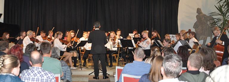 Herbstzauberklänge brachten das Zupforchester und das Jugendstreichorchester der Musikschule Schweinfurt (im Bild mit José Antonio Zambrano Rivas als Dirigent) in die Alte Kirche Schonungen. Herbstzauberklänge brachten das Zupforchester und das Jugendstreichorchester der Musikschule Schweinfurt (im Bild mit José Antonio Zambrano Rivas als Dirigent) in die Alte Kirche Schonungen.