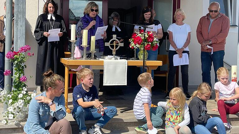 Kirchenvorsteher/innen aller Gemeinden hatten Fürbitten für die neue Pfarrei geschrieben. Kirchenvorsteher/innen aller Gemeinden hatten Fürbitten für die neue Pfarrei geschrieben.