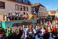 Mit ihrer Gründung vor 22 Jahren durch Abtrennung vom VCC feierten die Elferräte der Tanzsportgarde Veitshöchheim das närrische Jubiläum beim Rosenmontagszug ausgelassen auf ihrem schmucken Elferratswagen, vom Narrenvolk in der Kirchstraße stürmisch umjubelt.