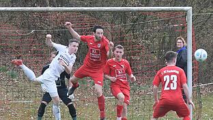 FC Fuchsstadt: Heimspiel gegen den TSV Schammelsdorf       -  Ungeachtet der 0:1-Niederlage in Coburg, zeigt die Defensive des FC Fuchsstadt (rote Trikots) um Keeper Lukas Wenzel seit Wochen konstant gute Leistungen.