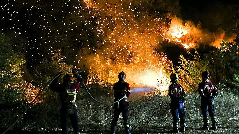 Forest fire in Serra de Monchique - Naturkatastrophen wie die Waldbrände in Portugal in diesem Sommer fordern in den EU-Mitgliedstaaten zahlreiche Tote und verursachen Milliardenschäden. Oft sind die Mitgliedsstaaten allein überfordert. Nun will die Gemeinschaft im Notfall effizienter helfen. Forest fire in Serra de Monchique - Naturkatastrophen wie die Waldbrände in Portugal in diesem Sommer fordern in den EU-Mitgliedstaaten zahlreiche Tote und verursachen Milliardenschäden. Oft sind die Mitgliedsstaaten allein überfordert. Nun will die Gemeinschaft im Notfall effizienter helfen.