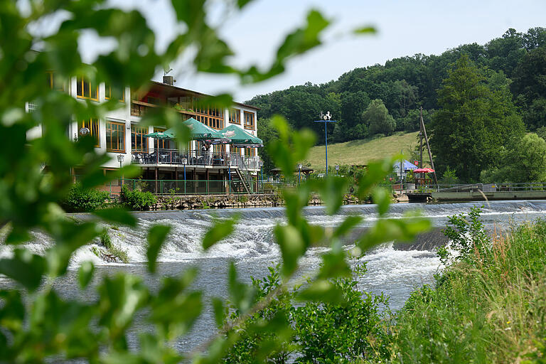 Zeltplatz, Camping, Ferienwohnungen: Wer eine Übernachtung sucht, findet im Freizeitzentrum Roßmühle ein Domizil. Das Restaurant hat eine schöne Terrasse am Flussufer. Zeltplatz, Camping, Ferienwohnungen: Wer eine Übernachtung sucht, findet im Freizeitzentrum Roßmühle ein Domizil. Das Restaurant hat eine schöne Terrasse am Flussufer.