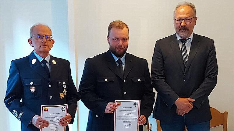 Bernhard Straub (von links) und Lukas Schmidt leiten die Feuerwehr Berg-Rothenfels und erhielten Urkunden von Bürgermeister Michael Gram. Bernhard Straub (von links) und Lukas Schmidt leiten die Feuerwehr Berg-Rothenfels und erhielten Urkunden von Bürgermeister Michael Gram.