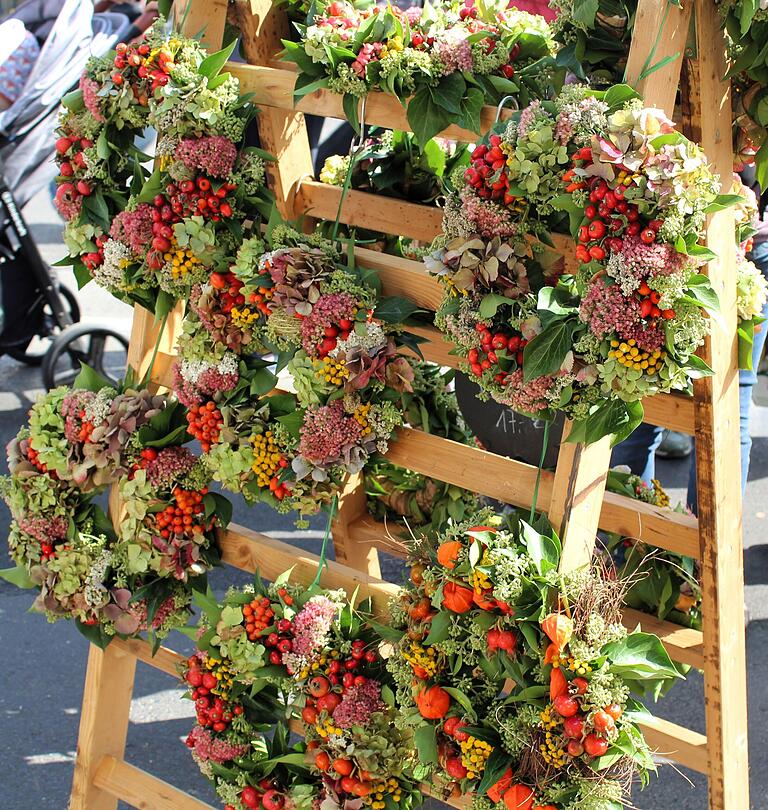 Diese bunten Herbstkränze waren allesamt handgefertigt und daher Unikate. Sie gefielen besonders den Frauen. Diese bunten Herbstkränze waren allesamt handgefertigt und daher Unikate. Sie gefielen besonders den Frauen.