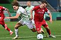 Fürths Raul Marita (links) bringt Kickers-Angreifer Benjamin Girth im Strafraum zu Fall. Der fällige Elfmeterpfiff blieb in dieser Situation in der Nachspielzeit aber aus.