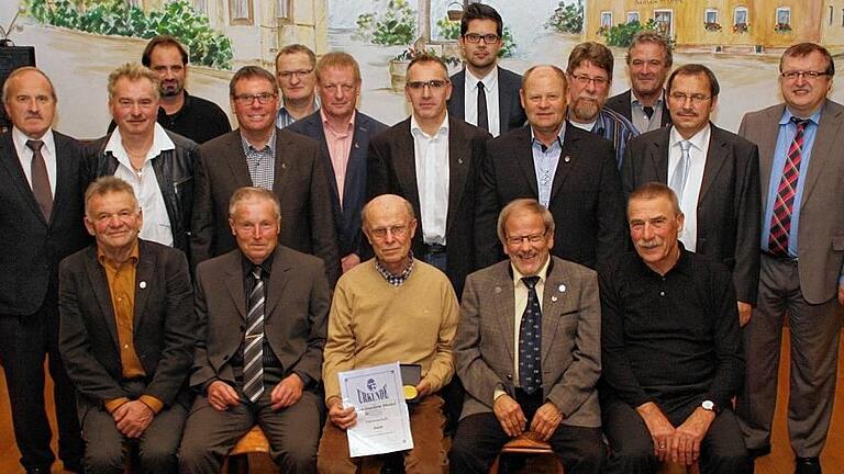 Ausgezeichnete Schiedsrichter: Beim Ehrenabend der Gruppe Kitzingen/Ochsenfurt wurden geehrt (hinten von links): Stefan Sauer, Richard Seidenspinner, Felix Meding, Horst Sieber, Erich Braun; (Mitte von links): Helmut Brand (BSA), Helmut Pietzko, Karl-Heinz Bielek, Karlheinz Kohl, Dietmar Weger, Dietmar Scharrer, Kreis-Schiedsrichter-Obmann Helmut Wittiger, Bezirksschiedsrichter-Obmann Norbert Kröckel; (vorne von links) Manfred Holzmann, Norbert Karl, Hans-Joachim Gückel, Willi Priester und Rudi Tell.