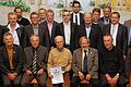 Ausgezeichnete Schiedsrichter: Beim Ehrenabend der Gruppe Kitzingen/Ochsenfurt wurden geehrt (hinten von links): Stefan Sauer, Richard Seidenspinner, Felix Meding, Horst Sieber, Erich Braun; (Mitte von links): Helmut Brand (BSA), Helmut Pietzko, Karl-Heinz Bielek, Karlheinz Kohl, Dietmar Weger, Dietmar Scharrer, Kreis-Schiedsrichter-Obmann Helmut Wittiger, Bezirksschiedsrichter-Obmann Norbert Kröckel; (vorne von links) Manfred Holzmann, Norbert Karl, Hans-Joachim Gückel, Willi Priester und Rudi Tell.