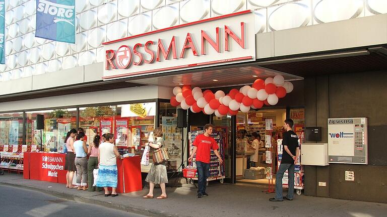 Von 2006 bis 2021 gab es im ehemaligen Kaufhaus Storg am Stadtgraben auch eine Rossmann-Filiale. Von 2006 bis 2021 gab es im ehemaligen Kaufhaus Storg am Stadtgraben auch eine Rossmann-Filiale. 