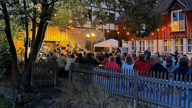 Jazz-Klänge, lokale Köstlichkeiten vom Grill der „Guten Quelle“ und ein gnädiger Wettergott führten zu einer gelungenen Veranstaltung. „Jazz an der Streu“ war ein voller Erfolg - die zahlreichen Gäste und die Dead Horse Big Band der Jazz AG Bad Neustadt waren sich einig: Es gibt Wiederholungsbedarf. Jazz-Klänge, lokale Köstlichkeiten vom Grill der „Guten Quelle“ und ein gnädiger Wettergott führten zu einer gelungenen Veranstaltung. „Jazz an der Streu“ war ein voller Erfolg - die zahlreichen Gäste und die Dead Horse Big Band der Jazz AG Bad Neustadt waren sich einig: Es gibt Wiederholungsbedarf.