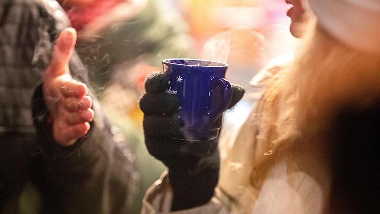 Eine heiße Tasse Glühwein schmeckt auch nach Weihnachten noch. Eine heiße Tasse Glühwein schmeckt auch nach Weihnachten noch.