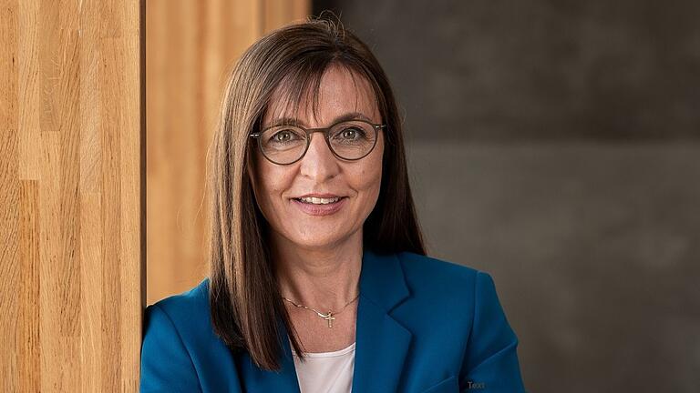 Die CSU-Landtagsabgeordnete Barbara Becker aus dem Stimmkreis Kitzingen ist Vorsitzende der Arbeitsgruppe Frauen und hat mit der CSU Fraktion die Resolution für mehr Sicherheit verabschiedet. Die CSU-Landtagsabgeordnete Barbara Becker aus dem Stimmkreis Kitzingen ist Vorsitzende der Arbeitsgruppe Frauen und hat mit der CSU Fraktion die Resolution für mehr Sicherheit verabschiedet. 