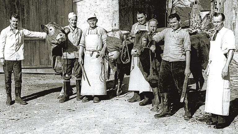 Metzger unter sich: Um 1960 entstand in der Steinfelder Ortsdurchfahrt dieses Bild. Es zeigt die Metzger (von rechts) Alfred Loschert, Walter Eirich (Rohrbach), Josef Becker (Stadelhofen), Karl Schuhmann (Rohrbach), Richard Nürnberger (Steinfeld), Siegfried Mayer (Reith im Winkel) und Günther Schüler (Steinfeld). Foto: Loschert Metzger unter sich: Um 1960 entstand in der Steinfelder Ortsdurchfahrt dieses Bild. Es zeigt die Metzger (von rechts) Alfred Loschert, Walter Eirich (Rohrbach), Josef Becker (Stadelhofen), Karl Schuhmann (Rohrbach), Richard Nürnberger (Steinfeld), Siegfried Mayer (Reith im Winkel) und Günther Schüler (Steinfeld). Foto: Loschert