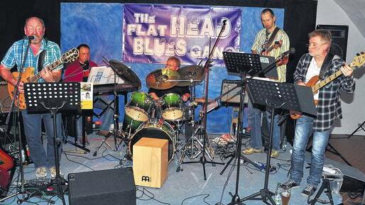 Zugunsten benachteiligter Kinder: Die &bdquo;Flat Head Blues Gang&ldquo; mit Pit Belz, Martin Kraus, Peter Lindacher, Georg Göbel und Gerhard Lutz, Leiter der Caritas-Beratungsstelle für Familien, Kinder, Jugendliche und Eltern (von links), gab für den Caritasverband für den Landkreis Haßberge eine Benefizkonzert. Der Verband feiert heuer sein 40-jähriges Bestehen.