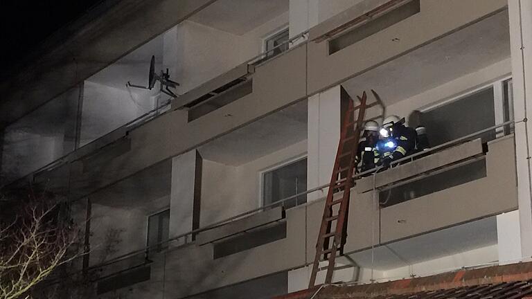 Bei der Feuerwehrübung am Montagabend im ehemaligen Schwesternwohnheim in der Suhlesstraße 7 übten die Atemschutzgeräteträger der Feuerwehr Mellrichstadt die Rettung von verletzten Personen aus einem brennenden Zimmer.