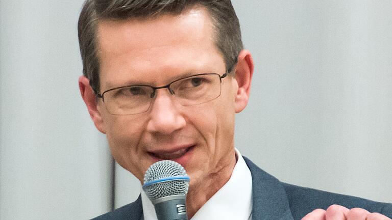 Sebastian Remelé bei der Podiumsdiskussion dieser Redaktion zur Kommunalwahl mit den Gegenkandidaten Marietta Eder (SPD) und Holger Laschka (Grüne).