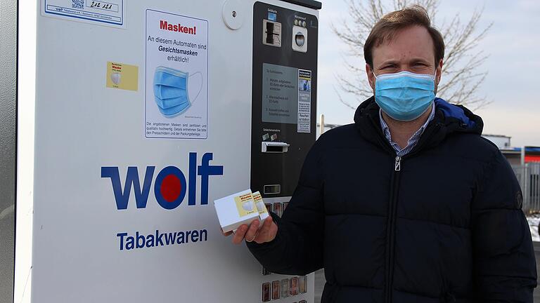 FFP2-Masken aus dem Zigarettenautomaten: Diese Idee haben Menas Wolf, Geschäftsleiter von Wolf Tabakwaren in Gerolzhofen und seine Mitarbeiter in die Tat umgesetzt.