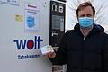 FFP2-Masken aus dem Zigarettenautomaten: Diese Idee haben Menas Wolf, Geschäftsleiter von Wolf Tabakwaren in Gerolzhofen und seine Mitarbeiter in die Tat umgesetzt.