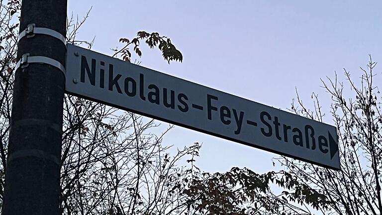 Nikolaus Feys Tage als Namenspate der Estenfelder Nikolaus-Fey-Straße sind gezählt. Der heilige St. Nikolaus wird dann an seiner Stelle stehen. Nikolaus Feys Tage als Namenspate der Estenfelder Nikolaus-Fey-Straße sind gezählt. Der heilige St. Nikolaus wird dann an seiner Stelle stehen.