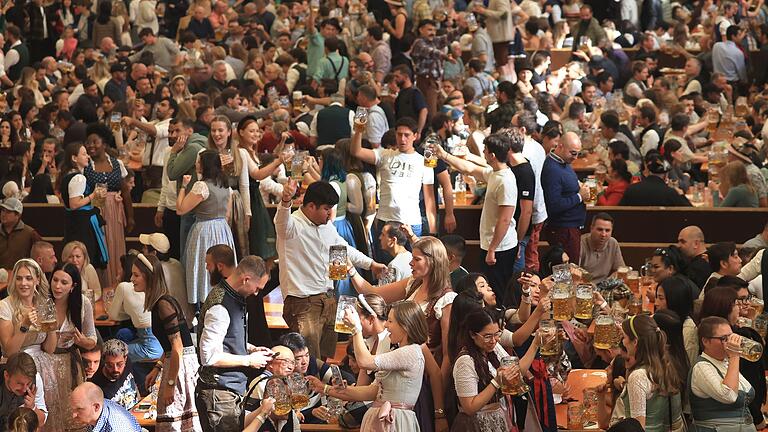 189. Münchner Oktoberfest - Letzter Tag - Im Zelt wird ausgelassen gefeiert. 189. Münchner Oktoberfest - Letzter Tag - Im Zelt wird ausgelassen gefeiert.