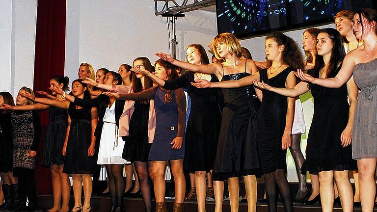 Junge Stimmen: Der Chor des Balthasar-Neumann-Gymnasiums bei seinem quicklebendigen Auftritt im Pfarrheim St. Laurentius.