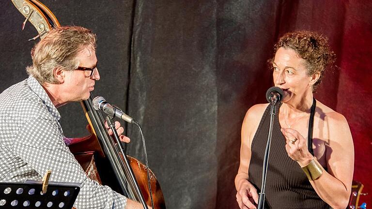 Der Bassist Klaus Ratzek und die Sängerin Birgit Süß überzeugten zum Auftakt der Veranstaltungsreihe „Musik in historischen Höfen“. Als „Duo Bassion“ schafften die beiden eine dichte Atmosphäre. Der Bassist Klaus Ratzek und die Sängerin Birgit Süß überzeugten zum Auftakt der Veranstaltungsreihe „Musik in historischen Höfen“. Als „Duo Bassion“ schafften die beiden eine dichte Atmosphäre.