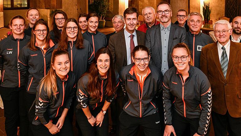 Feierlich empfang Oberbürgermeister Christian Schuchardt die Dragons vom SC Würzburg Heuchelhof. Feierlich empfang Oberbürgermeister Christian Schuchardt die Dragons vom SC Würzburg Heuchelhof.